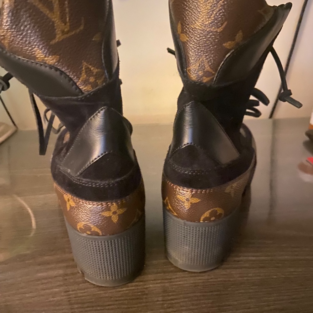 Boots - Picture 3 of 4